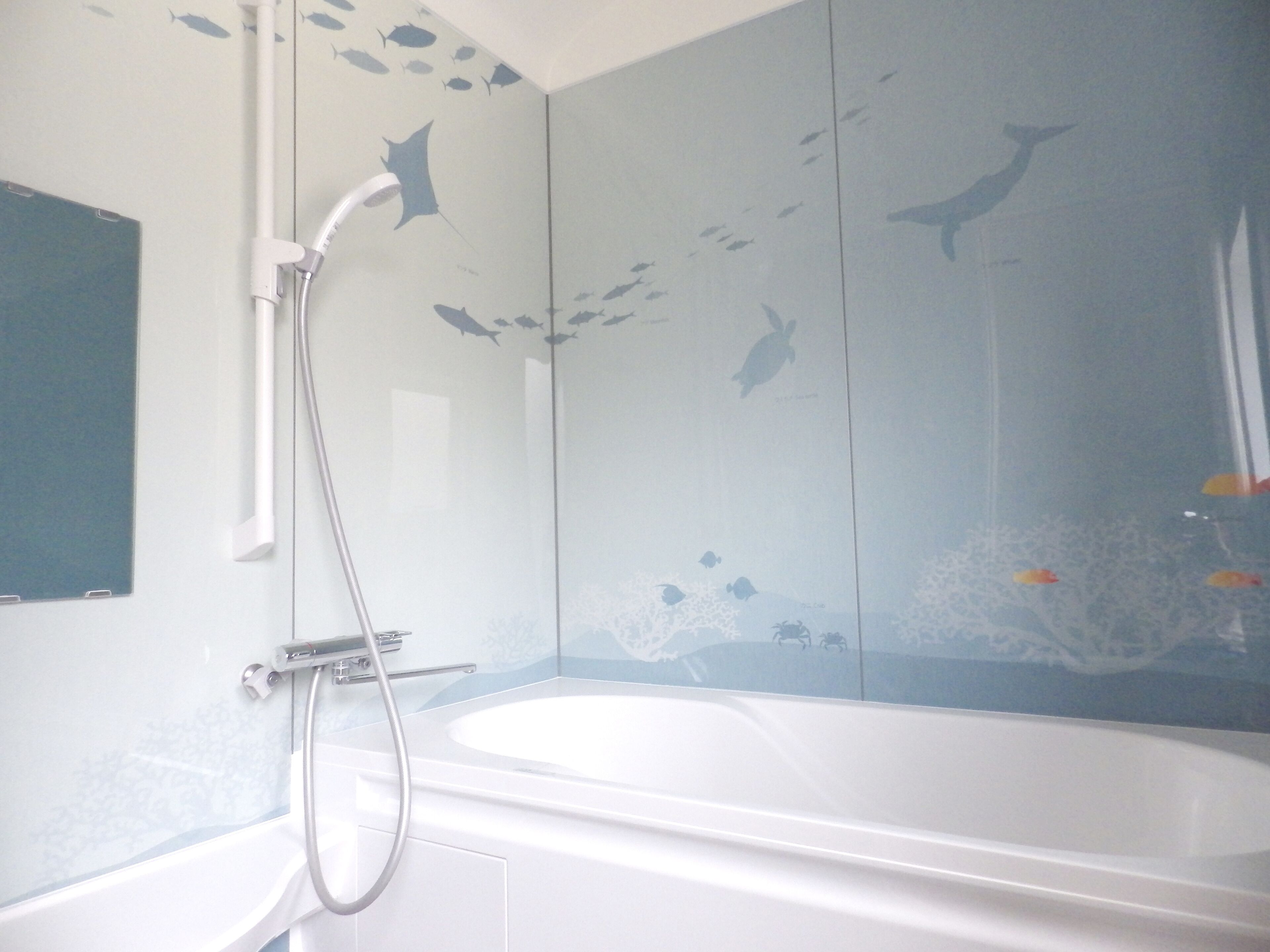 Ein Badezimmer mit einer Badewanne und einer Dusche.
