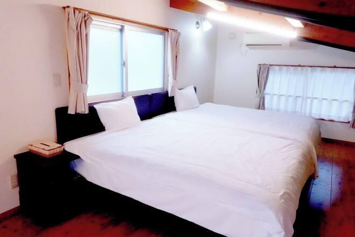 Cortines opaques, wifi gratuïta, decoració individual i roba de llit 