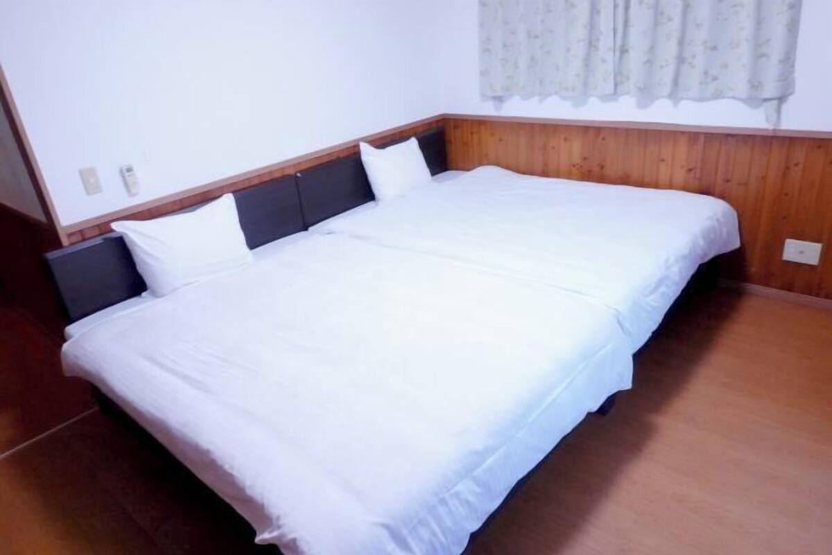 Cortines opaques, wifi gratuïta, decoració individual i roba de llit 