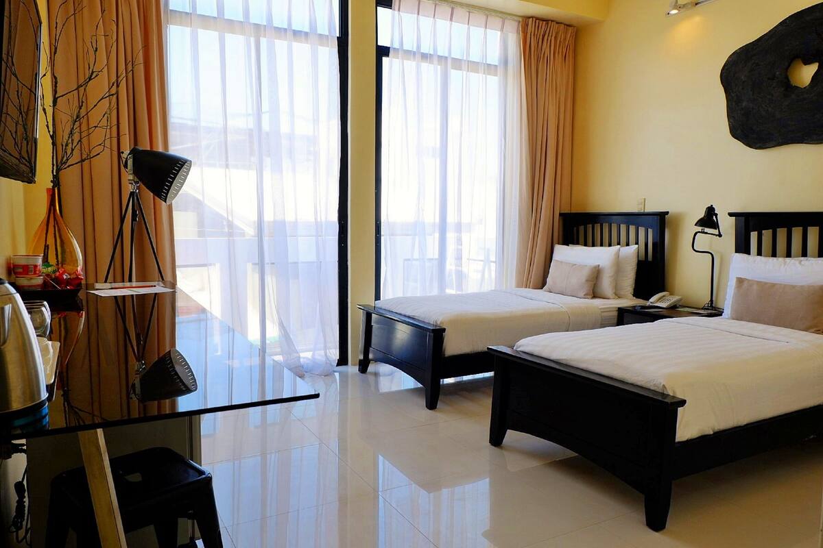 ห้องทวิน, เตียงเดี่ยว 2 เตียง, ระเบียง | เครื่องนอนระดับพรีเมียม, ผ้านวมขนเป็ด, เตียงพร้อมฟูกเสริมที่นอน