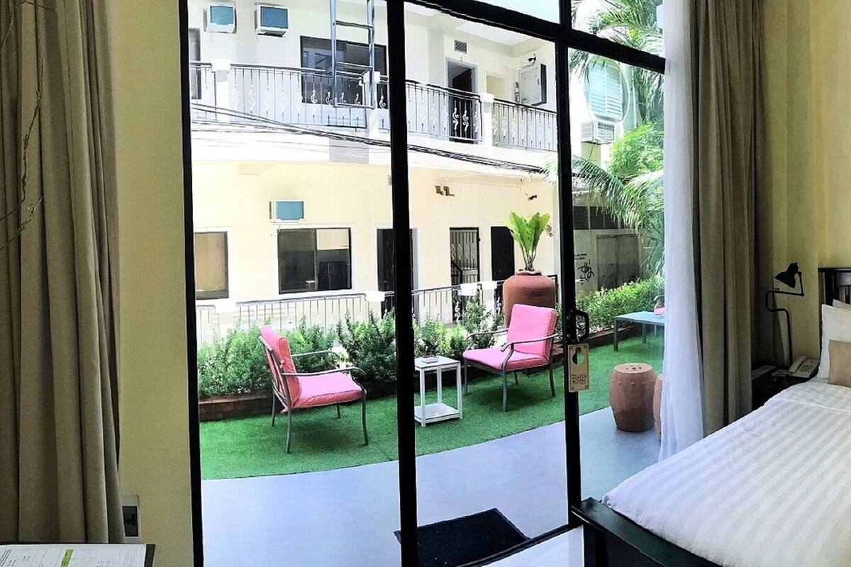 ห้องพรีเมียร์ดับเบิลหรือทวิน, ลานระเบียง, ชั้นล่าง | เครื่องนอนระดับพรีเมียม, ผ้านวมขนเป็ด, เตียงพร้อมฟูกเสริ มที่นอน