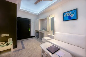 Deluxe Room | Desk, free WiFi, bed sheets