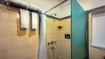 Chambre Standard | Salle de bain | Douche, articles de toilette gratuits, serviettes fournies, savon
