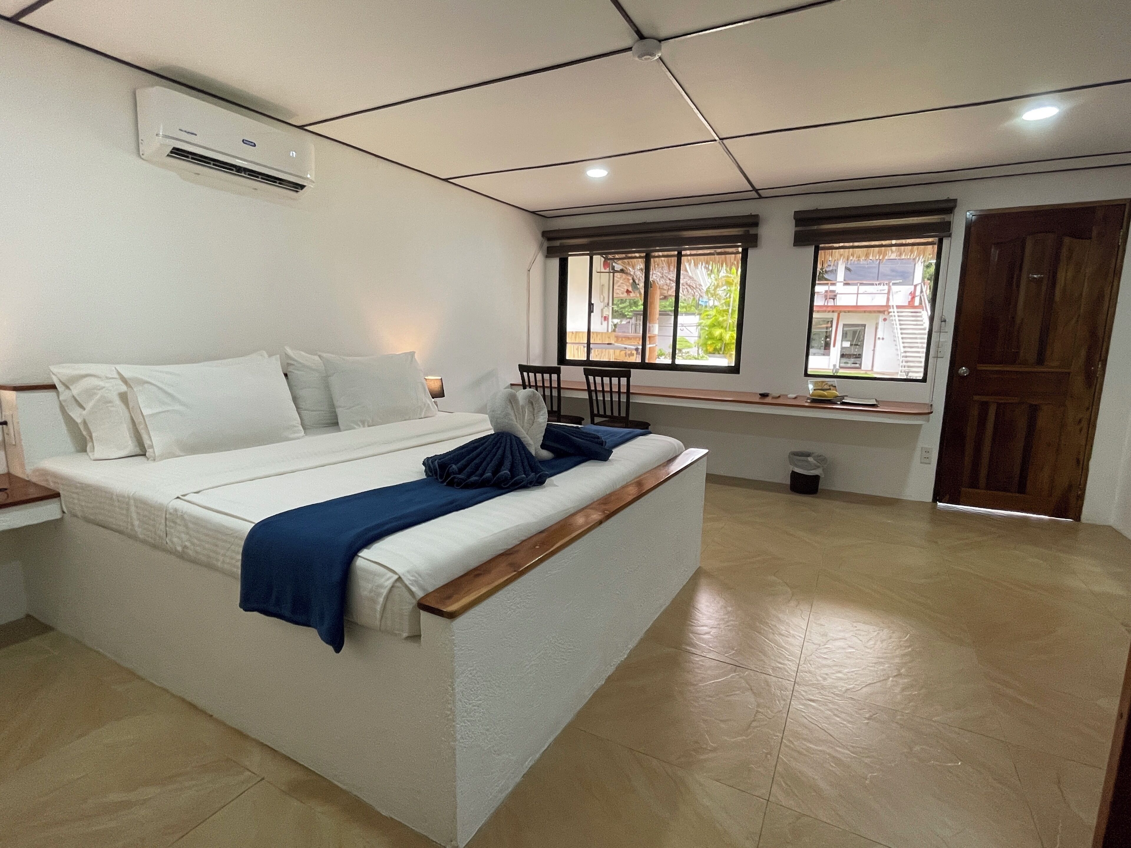 Familienzimmer, Veranda, Poolseite | Hochwertige Bettwaren, Tempur-Pedic-Betten, Minibar, Zimmersafe