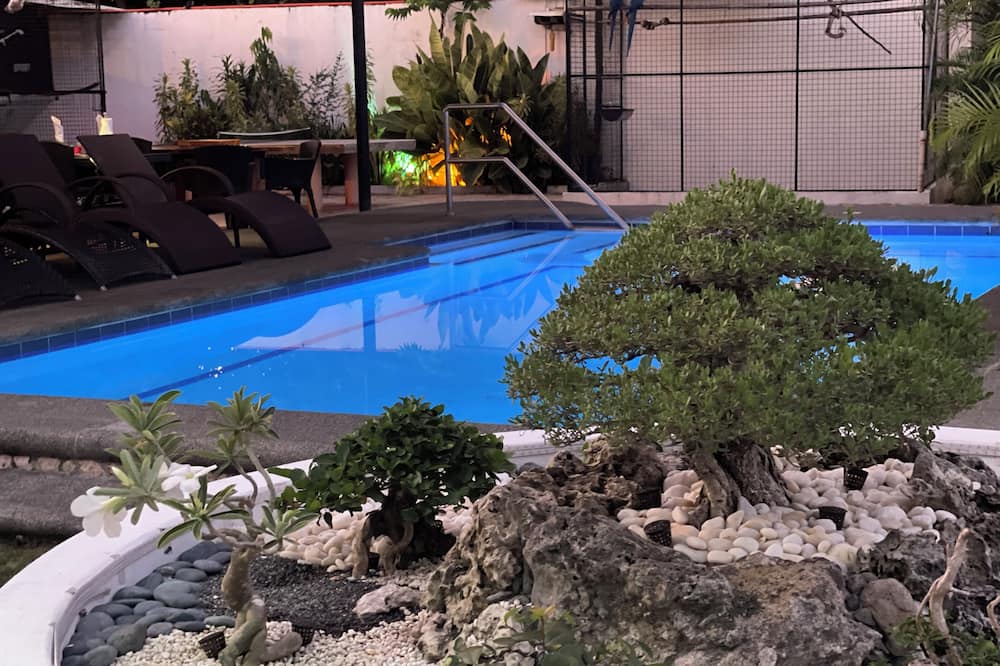 Parrot Resort Moalboal