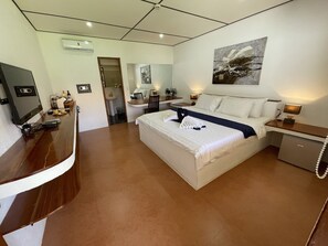 Egyptian cotton sheets, premium bedding, Tempur-Pedic beds, minibar - Parrot Resort Moalboal (Moalboal)
