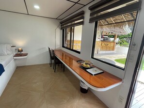 Quarto família, varanda coberta, ao lado da piscina | Roupas de cama premium, camas Tempur-Pedic, frigobar, cofres nos quartos