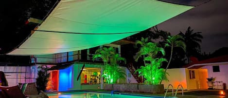 Una piscina al aire libre (de 09:00 a 00:00), sombrillas, tumbonas