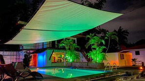 Piscina externa, funciona das 9h às meia-noite, guarda-sóis