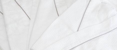 Une pile de serviettes blanches.