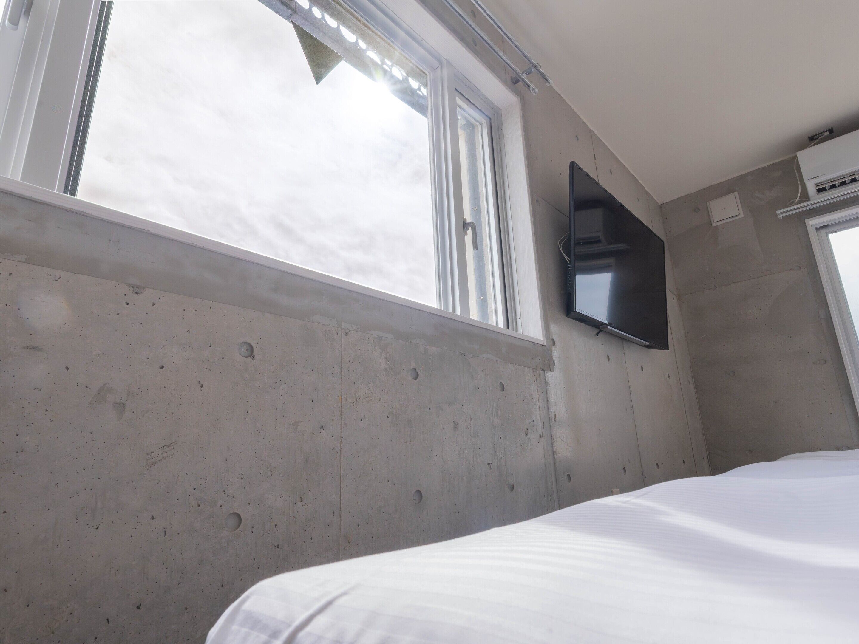 تلفزيون بشاشة مسطحة بحجم 32-بوصة يعرض قنوات تلفزيونية رقمية، تلفزيون