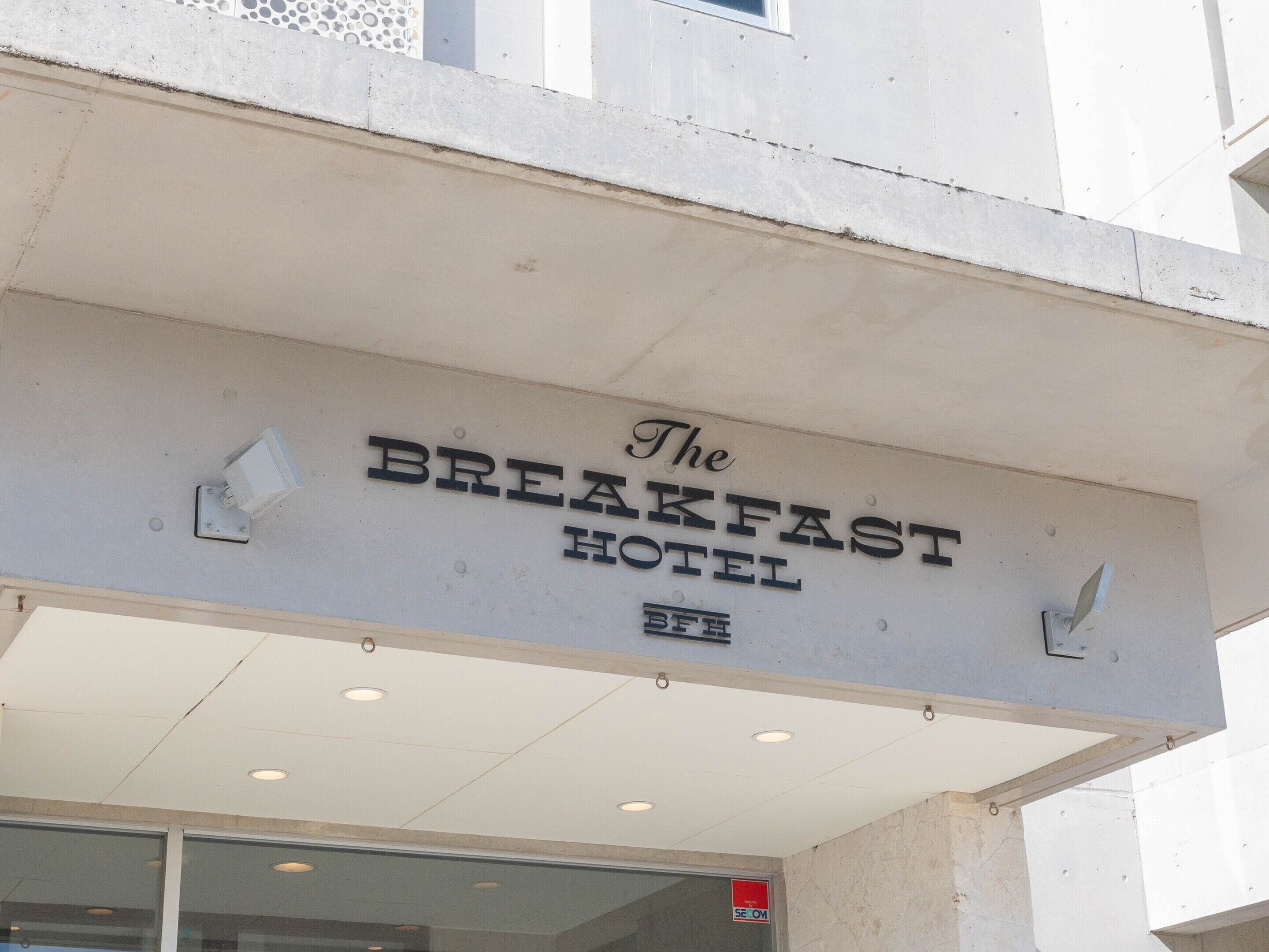Une enseigne pour «The Breakfast Hotel», avec un design simple et épuré.