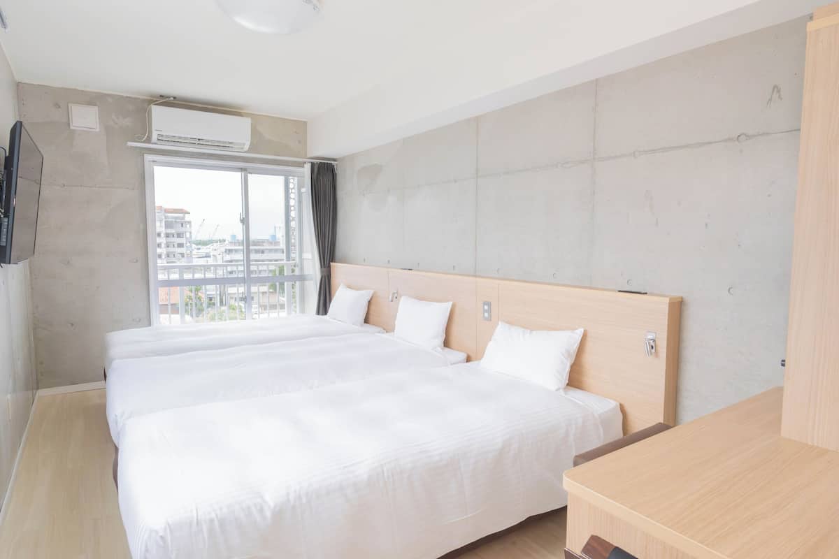 Quarto triplo, para não fumantes (Hotel Building) | Roupas de cama antialérgicas, edredons de pluma