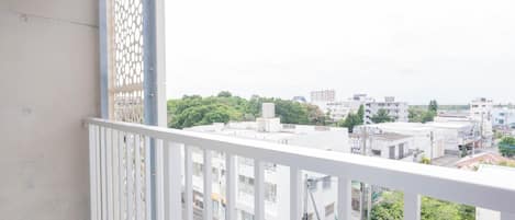 低刺激性寝具、羽毛の掛け布団、客室ごとに異なるインテリア、遮光カーテン