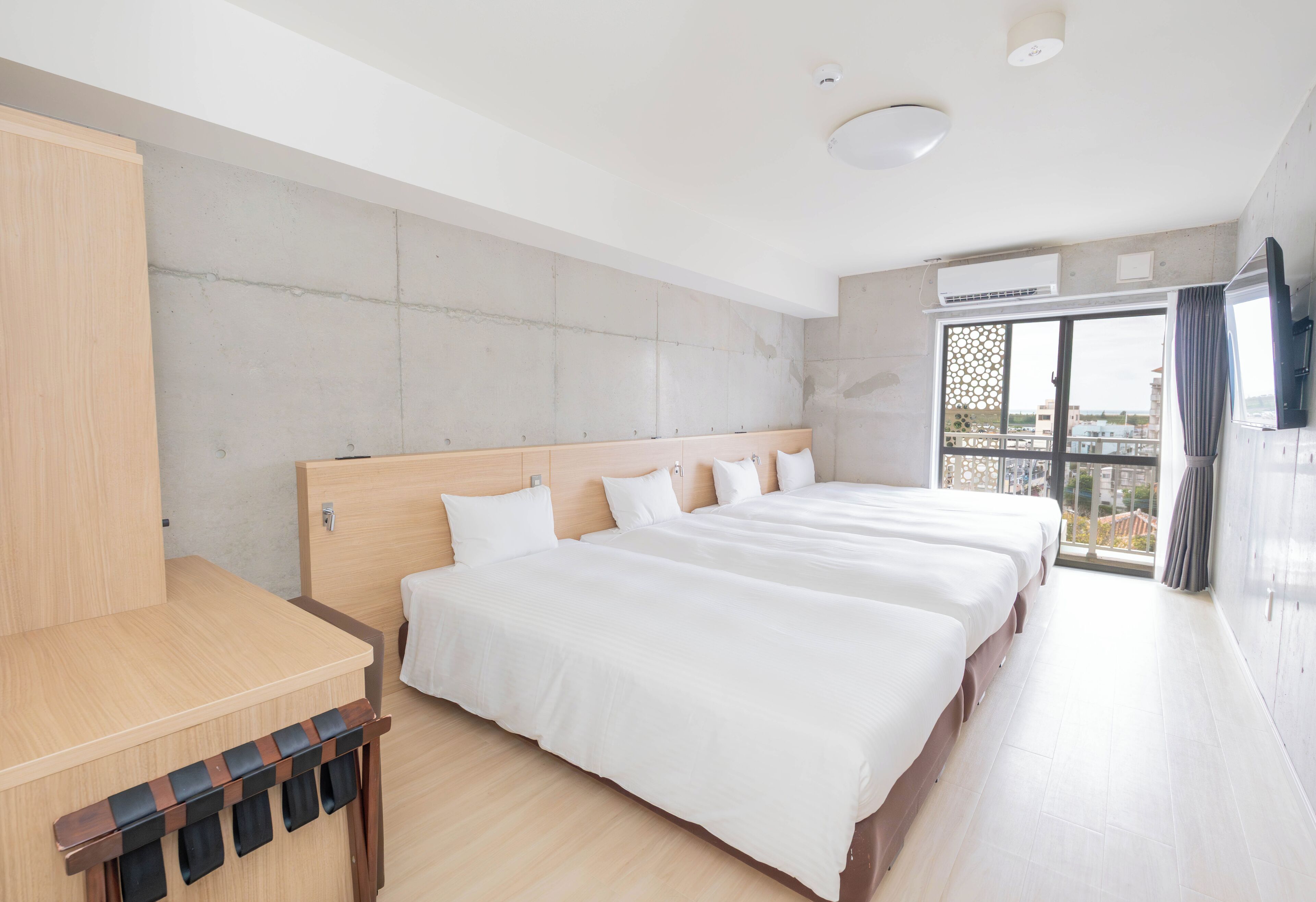 Quarto quádruplo, para não fumantes (Hotel Building) | Roupas de cama antialérgicas, edredons de pluma