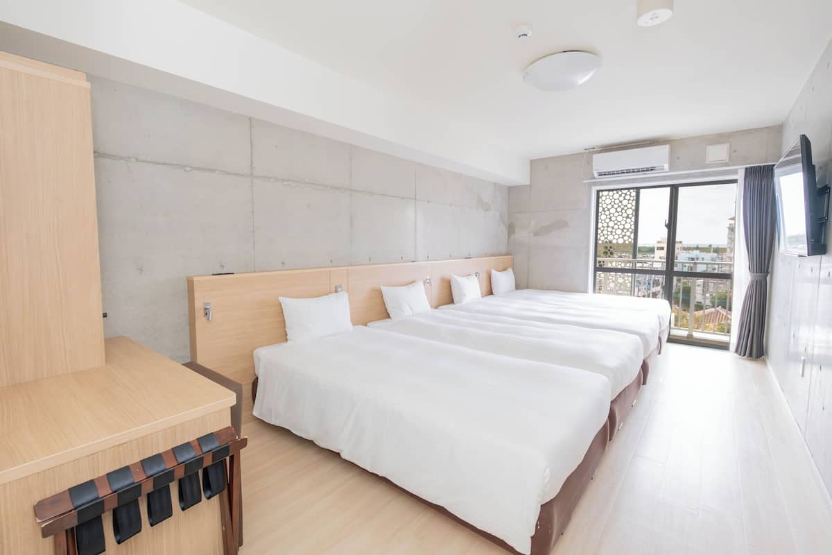 Quarto quádruplo, para não fumantes (Hotel Building) | Roupas de cama antialérgicas, edredons de pluma