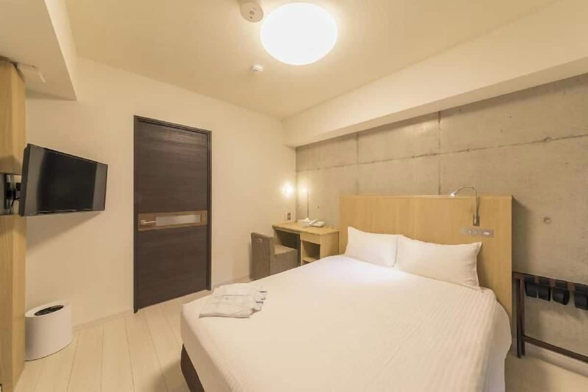 Hypo-allergenic bedding, down comforters, individually furnished