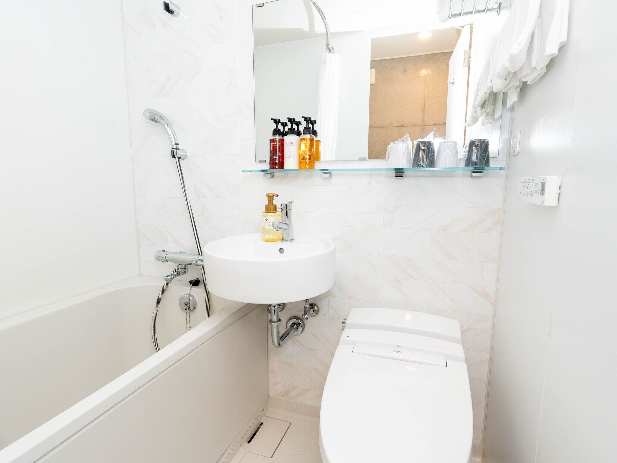 Un baño moderno con bañera, lavamanos e inodoro.