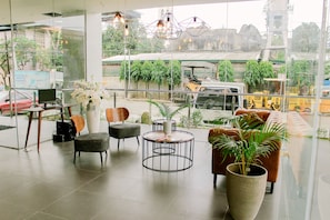 Coin salon dans le hall