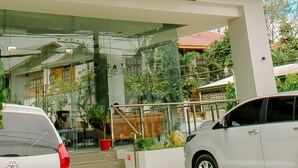 Exterior del Hotel Maboloroyal con un diseño arquitectónico moderno, amplias ventanas y una entrada destacada.