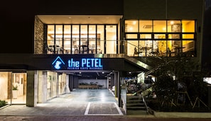 Voorkant accommodatie - avond/nacht