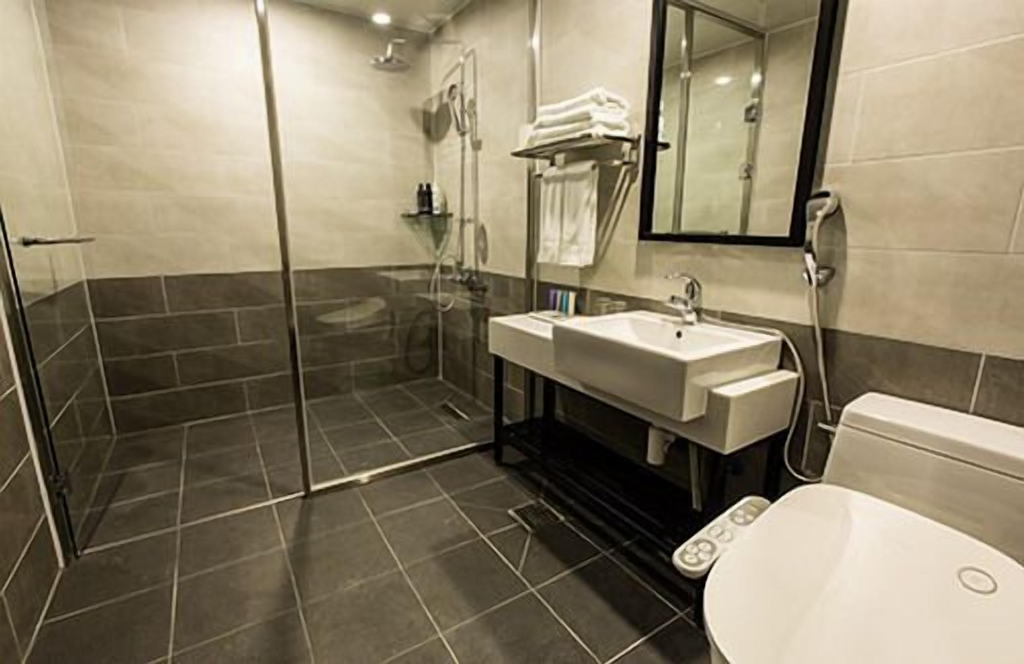 pet deluxe double room | bathroom | shower, hair dryer, bidet