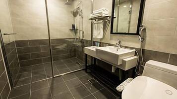 Pet Deluxe Double Room | Baño | Regadera, secadora de cabello, bidet