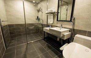 Pet Deluxe Double Room | 욕실 | 샤워 시설, 헤어드라이어, 비데