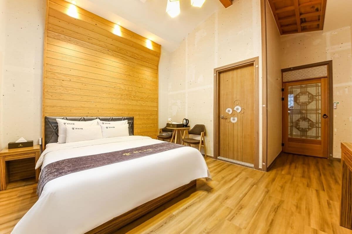 standard room (rate for 2) | free wifi, bed sheets