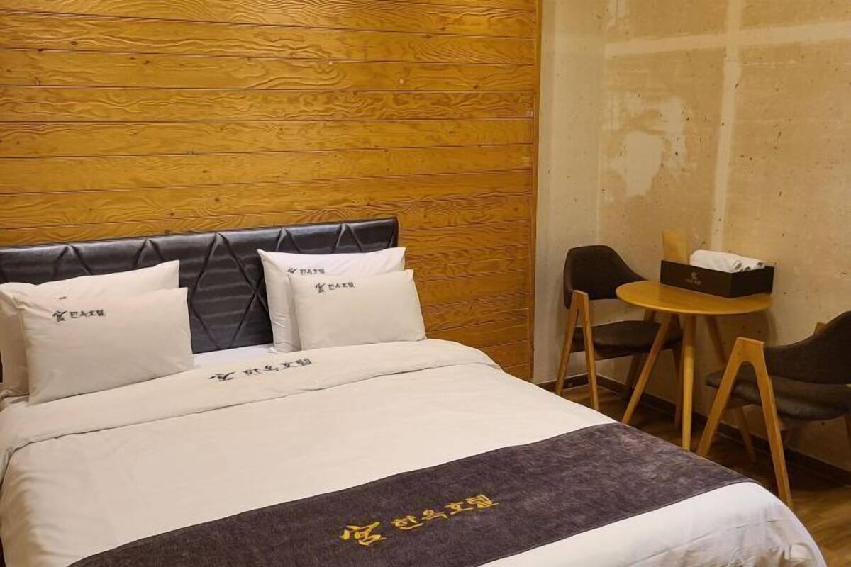 WiFi (free), bed sheets