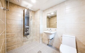 Habitación Deluxe (Rate for 2) | Baño | Ducha y cabezal de ducha tipo lluvia