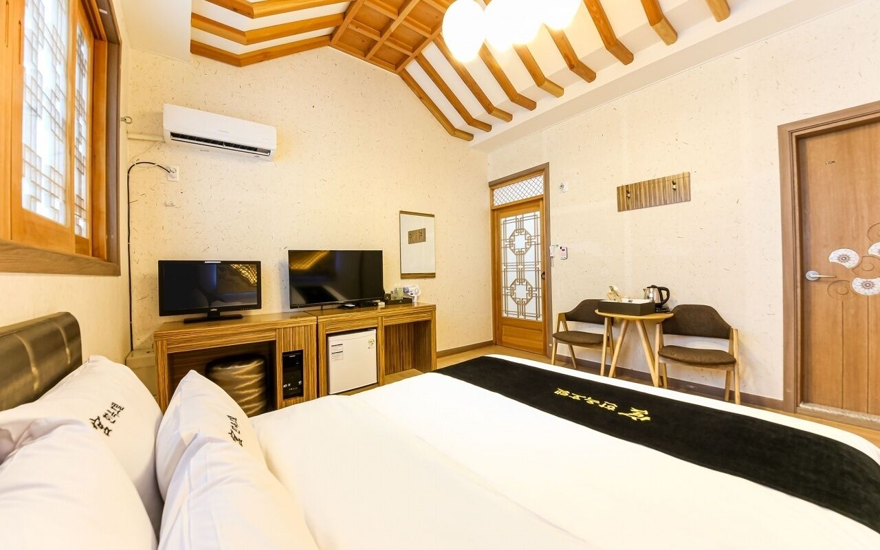 deluxe room (rate for 2) | free wifi, bed sheets