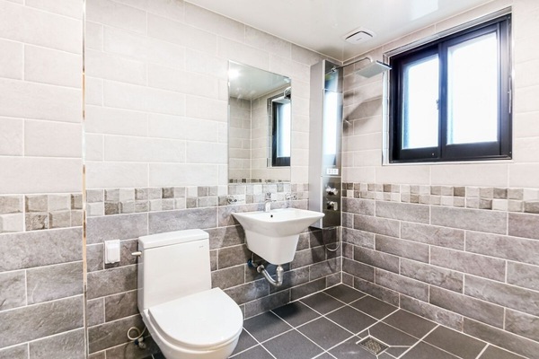 Superior Room (Rate for 2) | Bathroom | Shower, rainfall showerhead, free toiletries, hair dryer