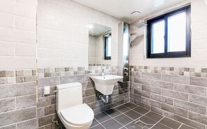 Superior Room (Rate for 2) | Bathroom | Shower, rainfall showerhead, free toiletries, hair dryer - Jeonju Hanok Hotel Kung (Jeonju)