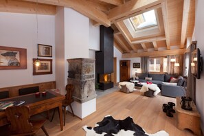 Flat-screen TV, toys - Chalet Banja (Zermatt)