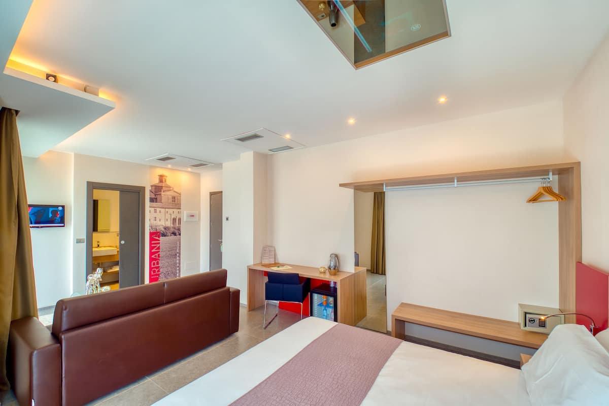 junior suite | minibar, in-room safe, desk, blackout curtains