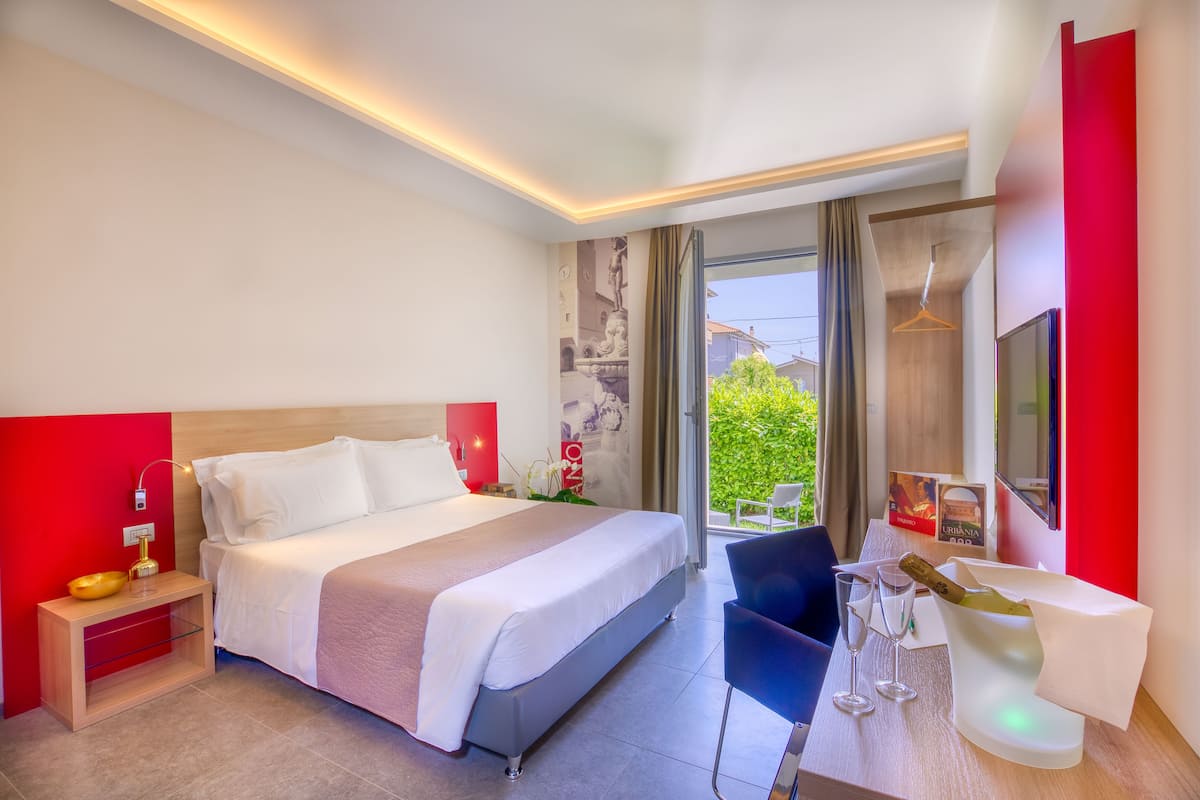 Rom – deluxe | Minibar, safe på rommet, skrivebord og blendingsgardiner