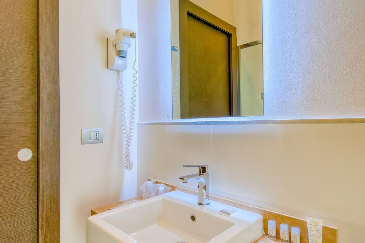 deluxe room | bathroom sink