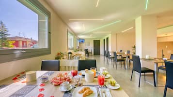 Tägliches Frühstücksbuffet gegen Gebühr