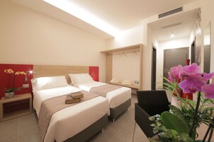 Minibar, caja fuerte, escritorio y cortinas opacas