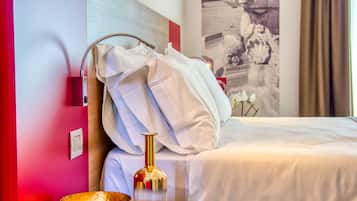 Deluxe-huone | Minibaari, tallelokero huoneessa, työpöytä, pimennysverhot