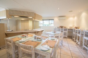 Dining - Santorini Guesthouse (East London)