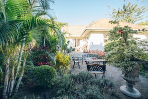 Courtyard - Santorini Guesthouse (East London)