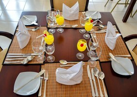 Se sirven desayunos, almuerzos y cenas; cocina local e internacional