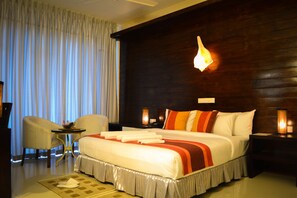 Premium bedding, minibar, in-room safe, desk - Valampuri Hotel (Jaffna)