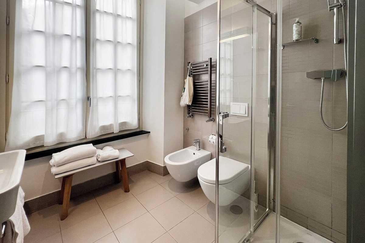 deluxe double or twin room | bathroom | shower, free toiletries, hair dryer, bidet