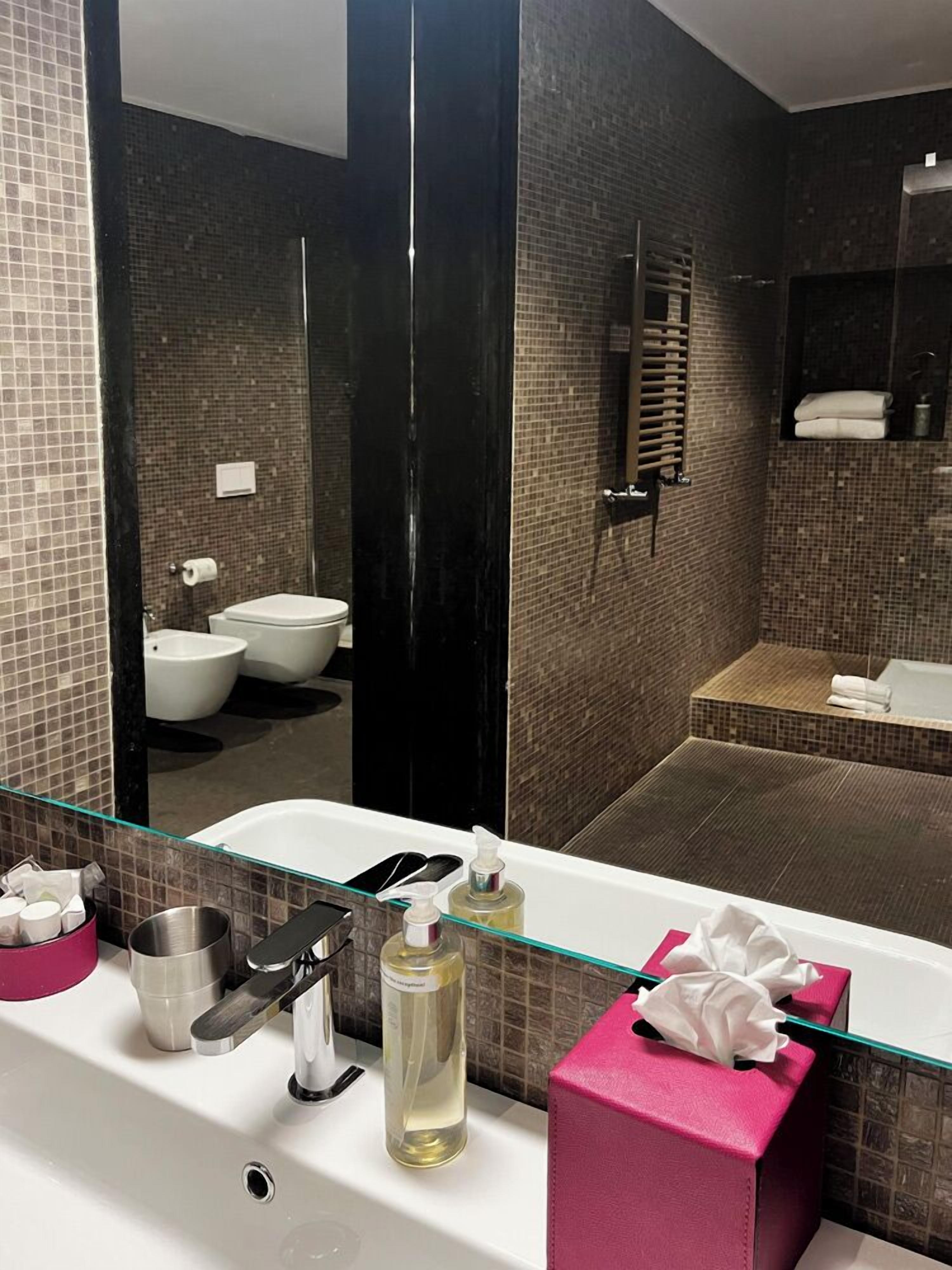 deluxe suite, city view | bathroom | shower, free toiletries, hair dryer, bidet