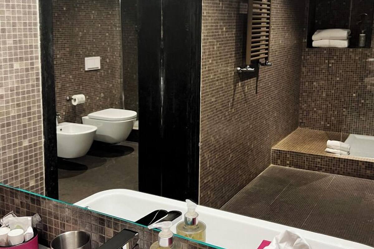 deluxe suite, city view | bathroom | shower, free toiletries, hair dryer, bidet