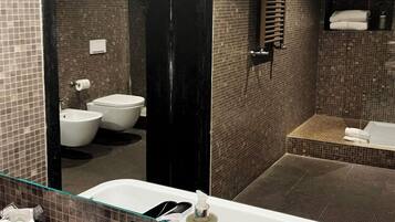 Deluxe-Suite, Stadtblick | Badezimmer | Dusche, kostenlose Toilettenartikel, Haartrockner, Bidet