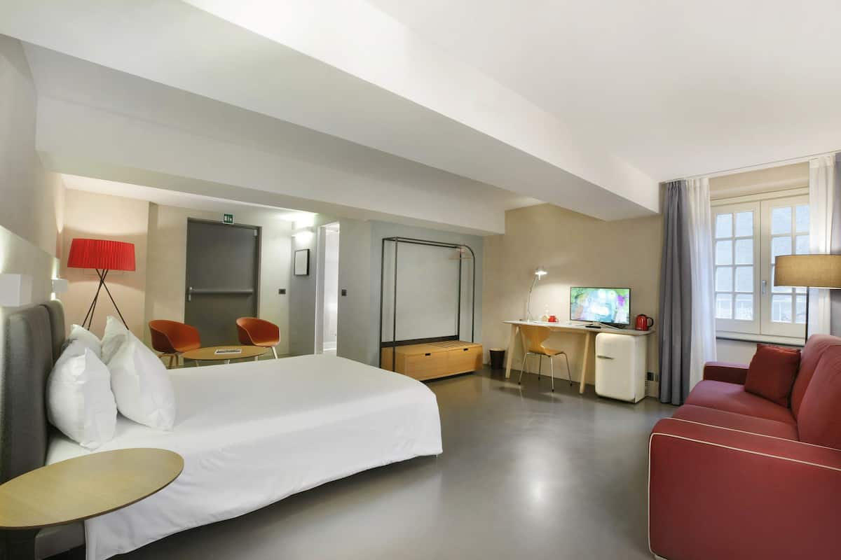 Habitación cuádruple Deluxe | Ropa de cama de alta calidad, edredón y camas con efecto memoria